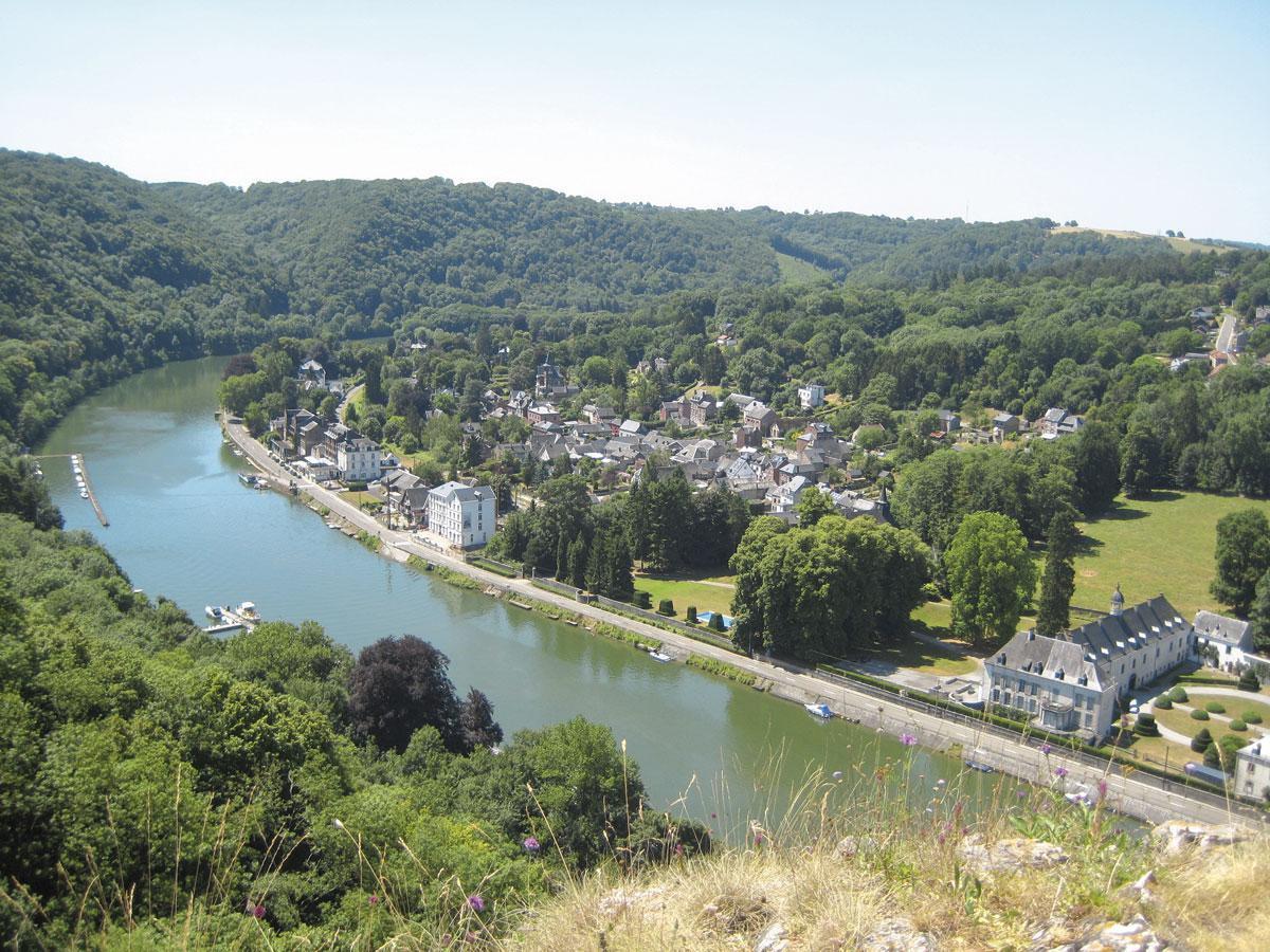 Vue sur Waulsort et la vallée de la Meuse, depuis les ruines du Château Thierry.