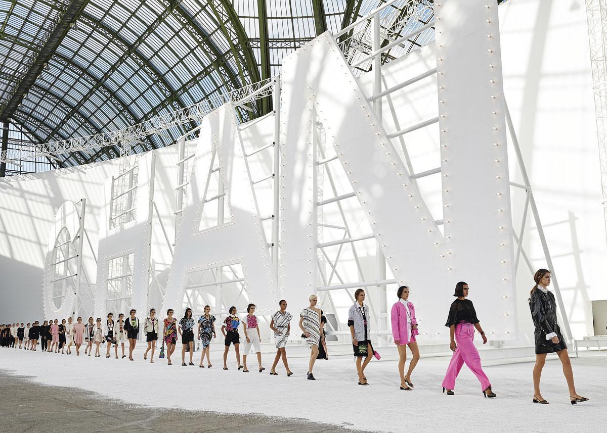 Chanel, en logo géant dans le Grand Palais.