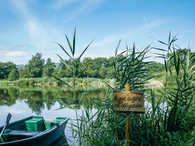 Le domaine d'Ouches compte aussi un étang de 4 hectares.