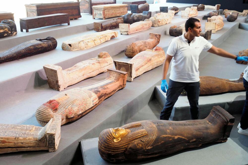 Cent sarcophages intacts dévoilés en Egypte