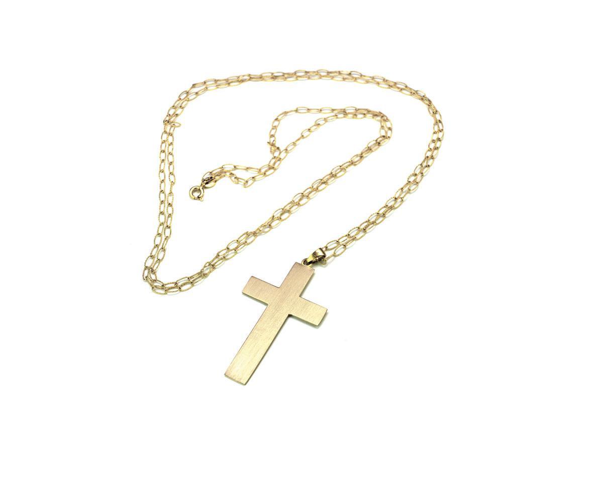 Collier Greek Island Cross en or jaune 18 carats, Stavros Sisters, 1 470 euros. stavrossisters.com
