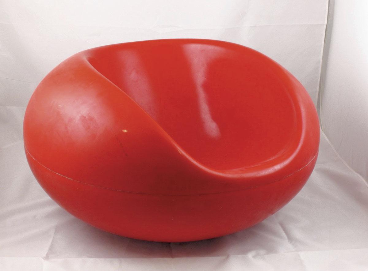 La Ball Chair d'Eero Aarnio pour Asko datant de 1966 est un bel exemple de Space Age design.