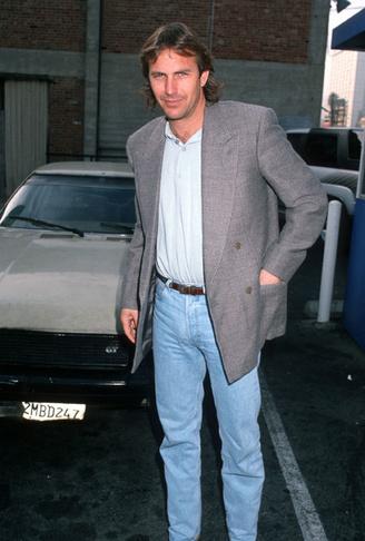Kevin Costner photographié à son arrivée au restaurant