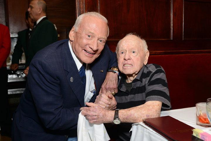 Buzz Aldrin et Mickey Rooney à la soirée d'anniversaire d' A. C. Lyles en 2013