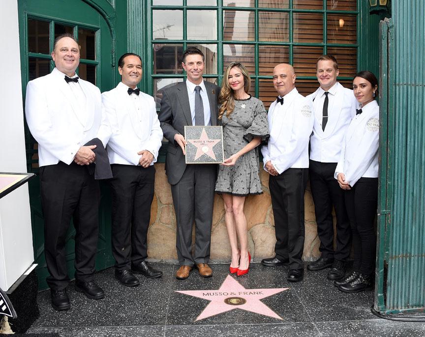 Le 27 septembre 2019, Mark Echeverria, patron du Musso & Frank Grill, son épouse Tina Echeverria et l'équipe devant l'étoile de Musso & Frank sur le Walk of Fame qui célèbre le 100e anniversaire du restaurant à Hollywood.