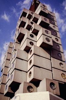 La Nakagin Capsule Tower de Kisho Kurokawa (1972) Composé de deux tours en béton armé sur lesquelles viennent se fixer des modules préfabriqués habitables et interchangeables, cet édifice tokyoïte s'appuie sur la pensée métaboliste.