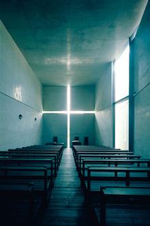 L'église de la lumière de Tadao Ando (1989) Implantée près d'Osaka, cette chapelle illustre parfaitement l'oeuvre de cet admirateur inconditionnel de Le Corbusier qui joue avec le béton, l'ombre et la lumière comme personne.