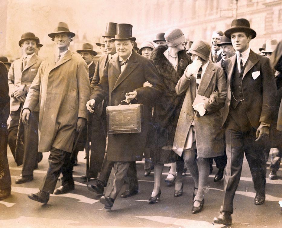 Winston Churchill, Chancelier, porte la boîte de dépêches sur son chemin vers la Chambre des Communes, à Londres, pour présenter le budget, le 29 avril 1929.