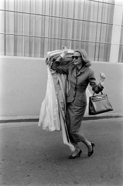 Grace Kelly à son départ d'Hollywood, avec au bras le Kelly d'Hermès