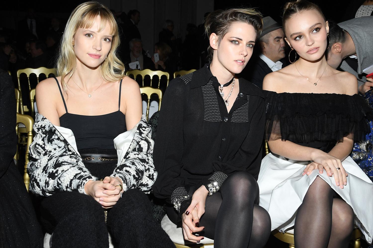 Angele, au côté de Kristen Stewart et Lily Rose Depp, deux égéries Chanel au défilé Métiers d'art 2019-2020 de la maison, en décembre 2019