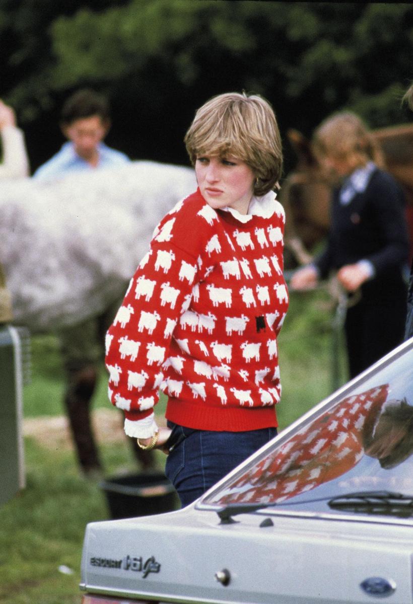 Diana dans son légendaire pull Warm & Wonderful, décoré de moutons, en 1982.