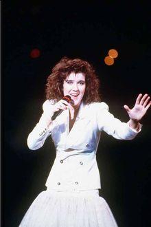 De l'Eurovision en 1988, avec jupons blancs moutonnants... 