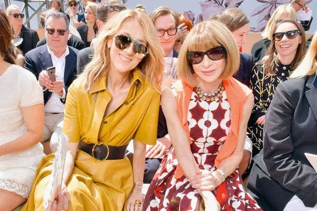 Vêtue d'une robe en cuir jaune aux côtés d'Anna Wintour, au défilé Dior...