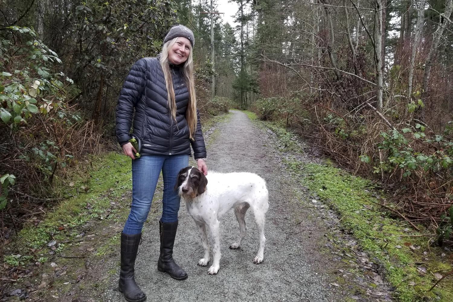 Sue Starkey, une voisine, promène son chien à North Saanich, nouvelle résidence d'Harry et Meghan sur l'île de Vancouver
