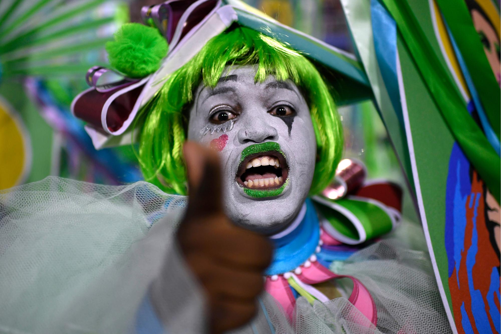 En images: Une parade féerique et contestataire pour le Carnaval de Rio