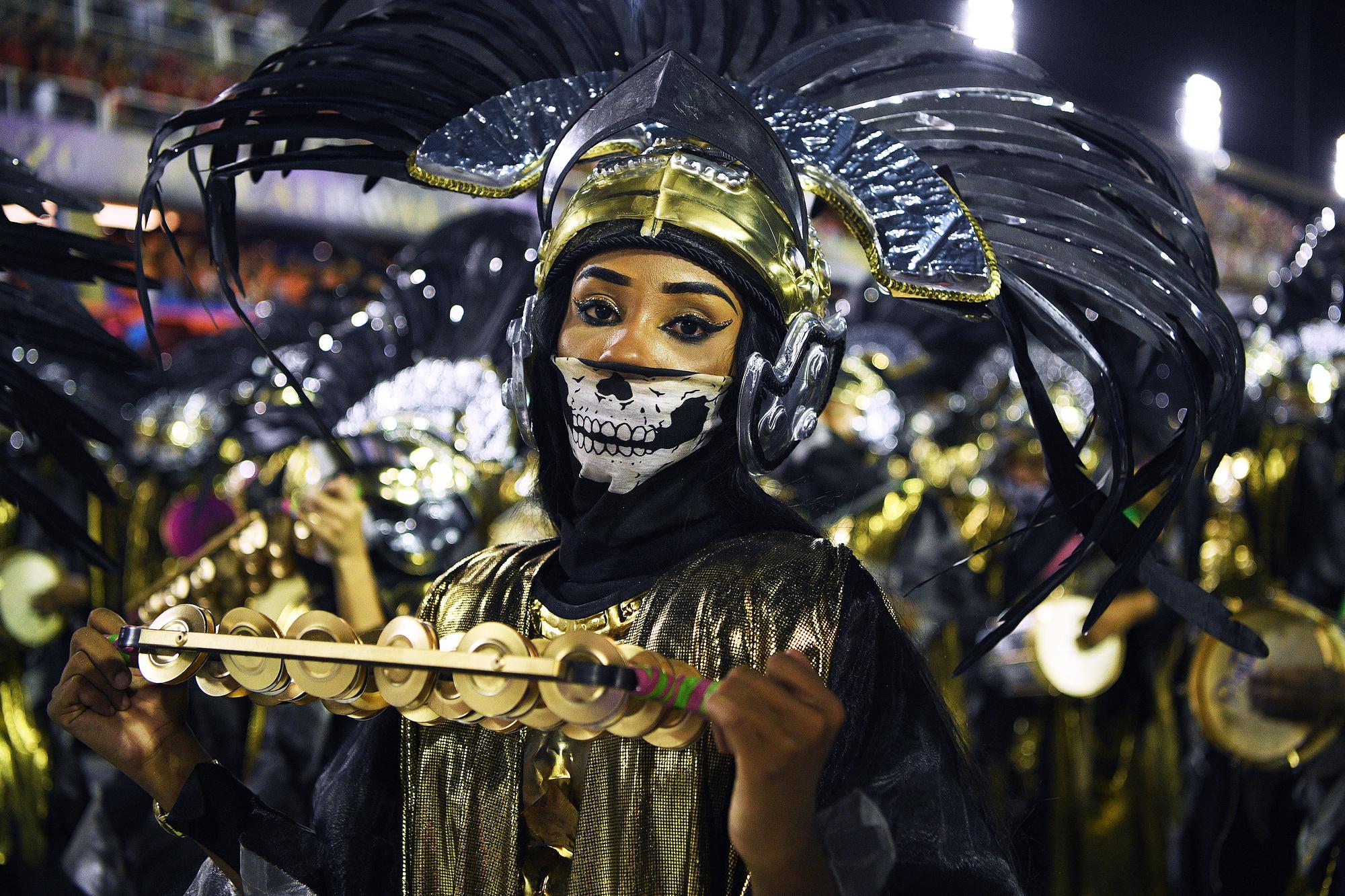 En images: Une parade féerique et contestataire pour le Carnaval de Rio