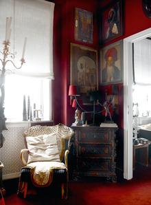 Toujours dans la chambre, des peintures orientales décorent les murs, surplombant une lampe aux abat-jour rouges datant des années 1930.