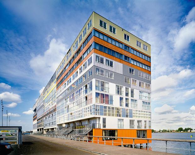 A Amsterdam, le Silodam de MVRDV, un projet mixte avec logements, bureaux, commerces et espaces publics dans un volume compact.