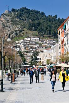 La magnifique nouvelle promenade qui traverse Berat.