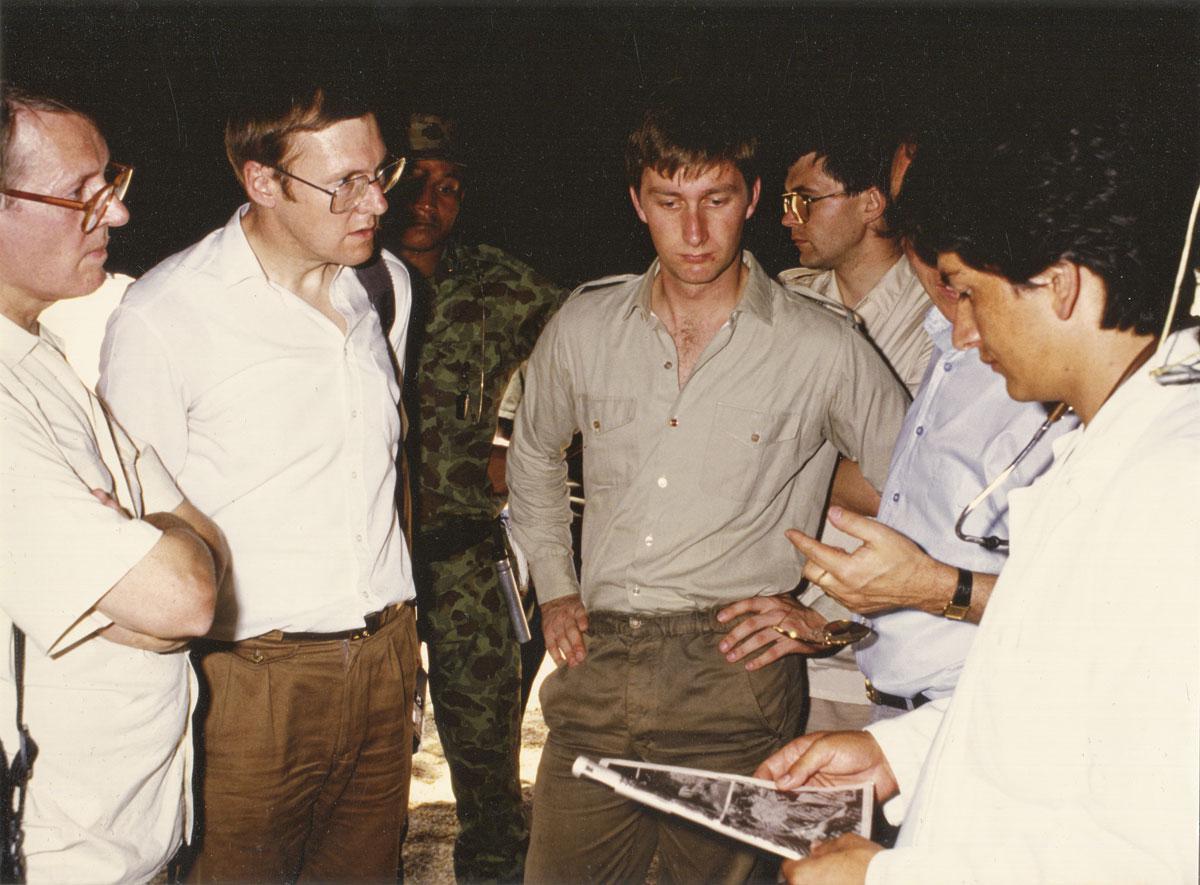 Guy Mertens et le prince Philippe, en 1985, en Colombie, après l'éruption du volcan Nevado del Ruiz.