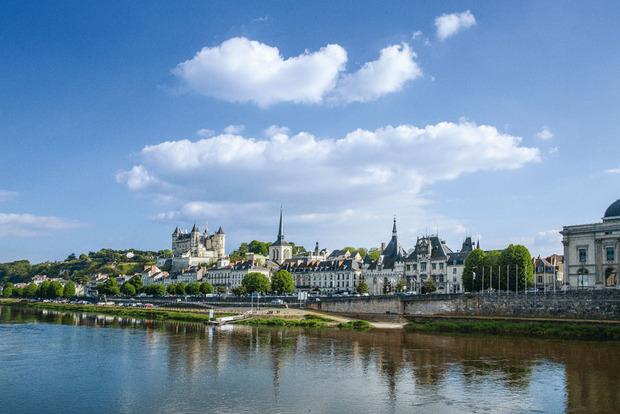 Saumur et son fameux château, en surplomb de la Loire. Propriété des comtes d'Anjou à l'origine, ses premières fortifications datent du xe siècle. 