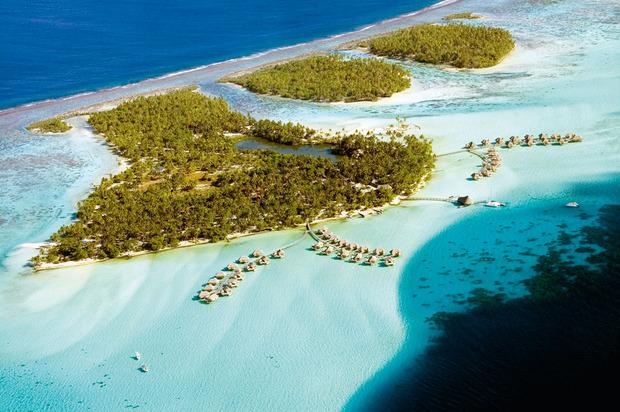 Motus et hôtels de rêve dans le lagon de Bora Bora.