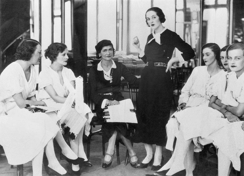 Lady Pamela Smith aux côtés de Mademoiselle Chanel, dans le salon de mode de cette dernière, à Londres, dans les années 30