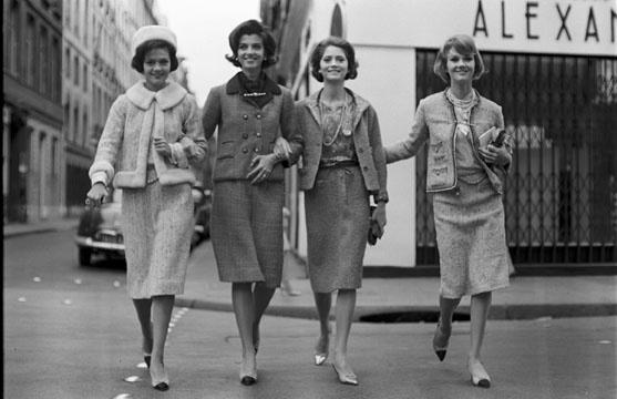Paris, 1960, tailleurs en tweed avec une silhouette ajustée, épaules et manches étroites, le style conçu par Coco Chanel.