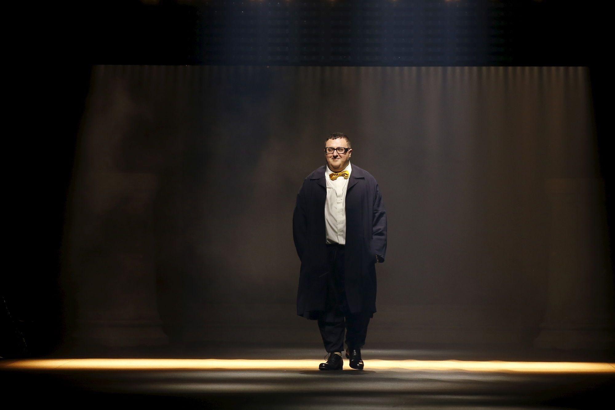 Israeli-American designer Alber Elbaz appears at the end of his Spring/Summer 2016 women's ready-to-wear fashion show for Lanvin in Paris, France, October 1, 2015. REUTERS/Benoit Tessier - RTS2NNM