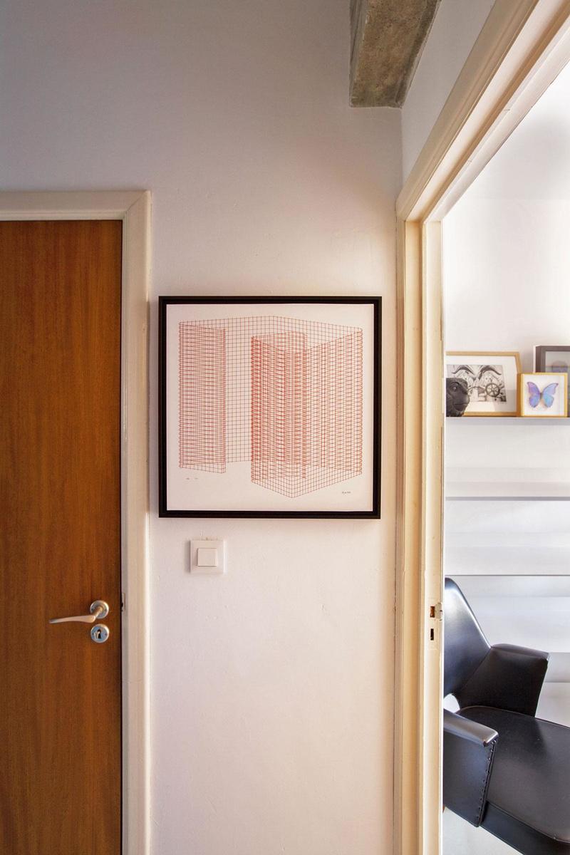 Cet appartement fait presque office de galerie d'art, avec des oeuvres de Gillis van Oosten.