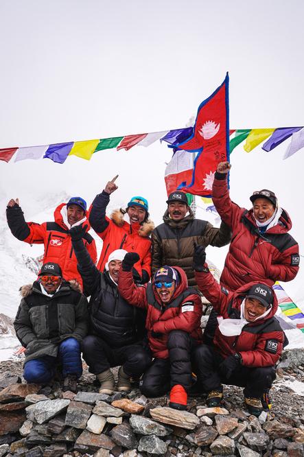L'équipe népalaise ayant accompli l'exploit de gravir le K2 en hiver.