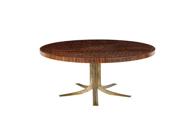 Une table en bois de bout signée Jules Wabbes, vendue pour la somme record de 90 000 euros : en wengé, avec son piétement central à cinq branches en bronze coulé.