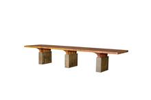 Une table en bois de bout signée Jules Wabbes, vendue pour la somme record de 112 500 euros : en padouk, avec son triple piétement en bronze brut.