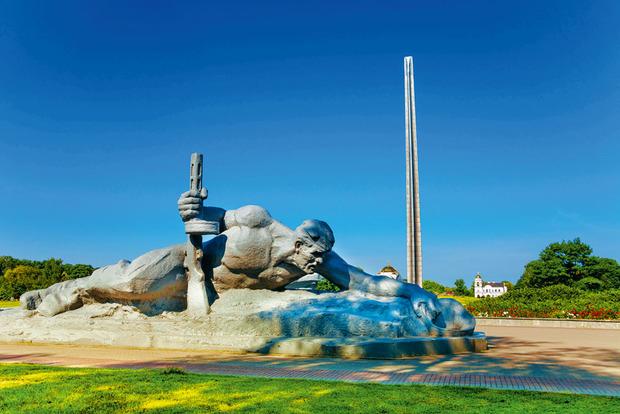 L'imposant monument de Brest à la gloire des soldats morts pour la patrie.