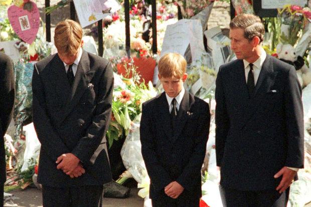 Le prince Harry entouré de son frère William et de son père, lors des funérailles de Diana.