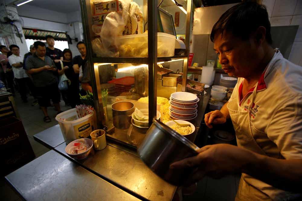 Les hawkers de Singapour: une gastronomie de rue qui risque de disparaître (en images)