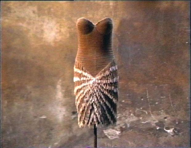 Alaïa, robe bustier courte, printemps-été 1990. Raphia et ficelle élasthanne bordée de cories. Archives personnelles de Monsieur Alaïa.