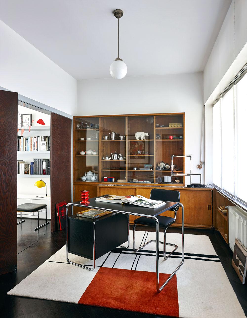 Le bureau, intact, avec son mobilier tubulaire, sa porte coulissante originale, son armoire sur mesure et sa lampe de Jacques Adnet.