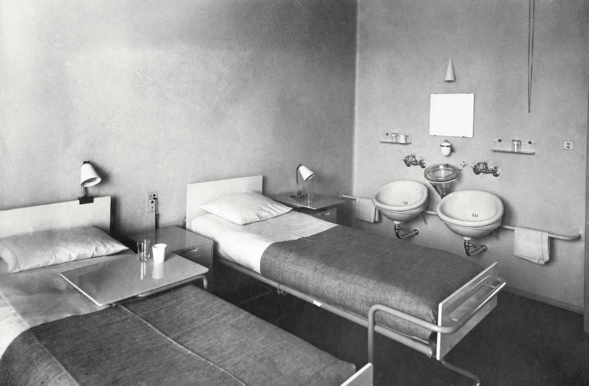 Alvar Aalto a conçu des chambres mesurées au millimètre, où tout pouvait se faire de façon hygiénique: se reposer, s'habiller, se laver les mains, expectorer et travailler à un bureau.