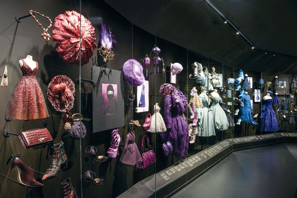 La rétrospective marquant les 70 ans de Dior, aux Arts décoratifs, à Paris, remporte actuellement un succès de foule.