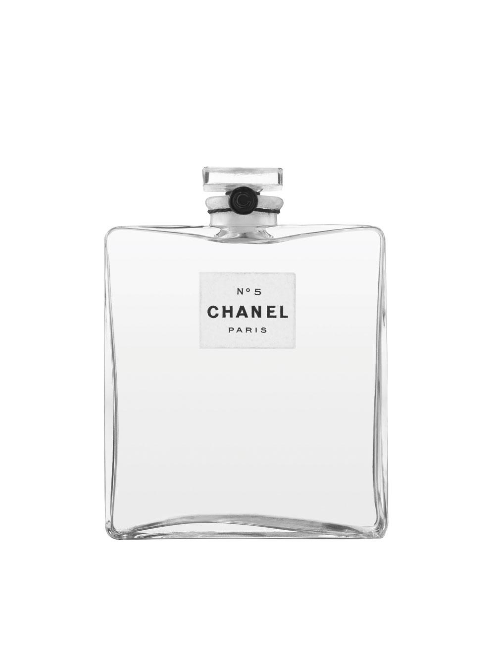Un flacon de parfum N°5 de Chanel, datant de 1921 .