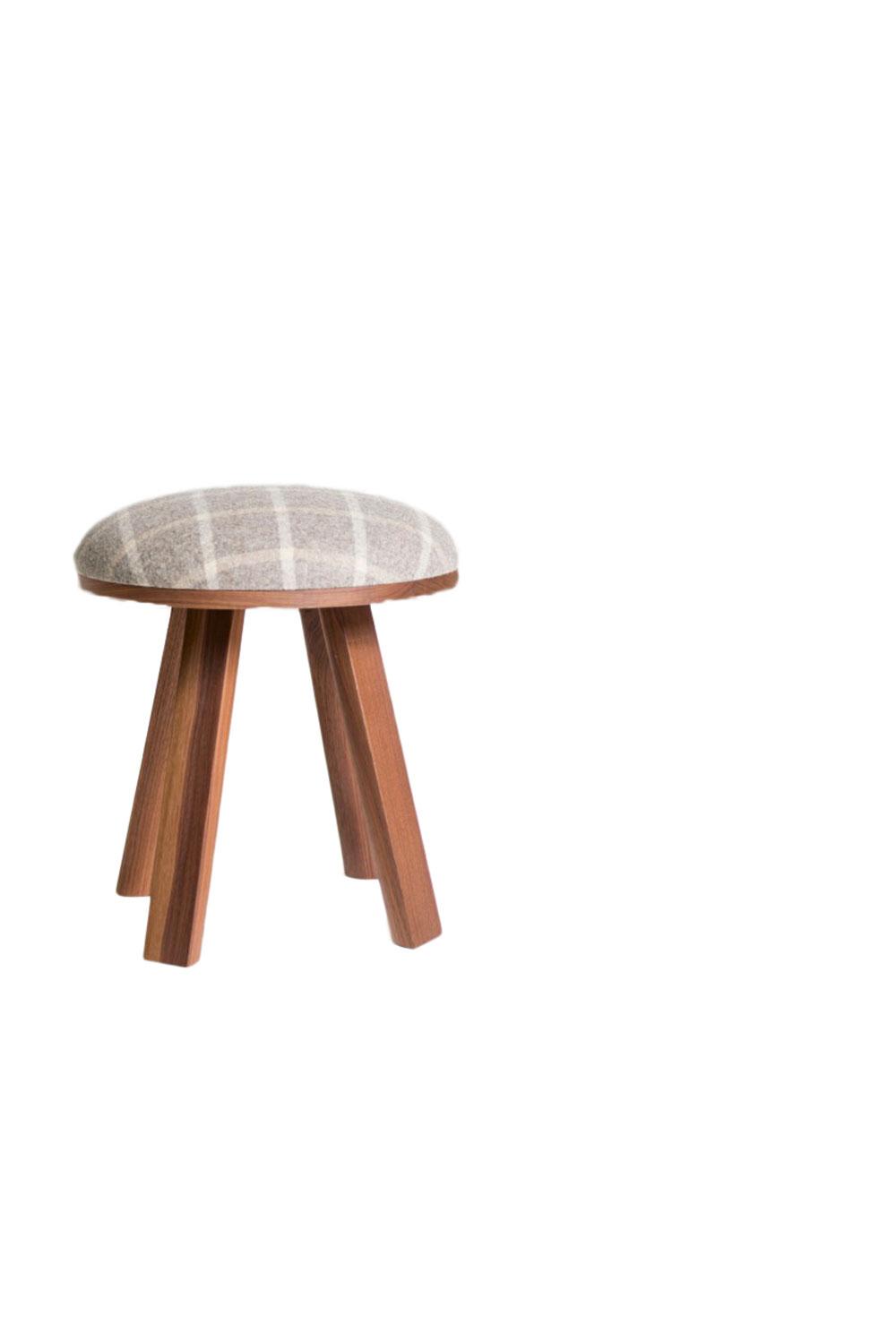 Tabouret BuzziMilk tartan d'Alain Gilles, BuzziSpace