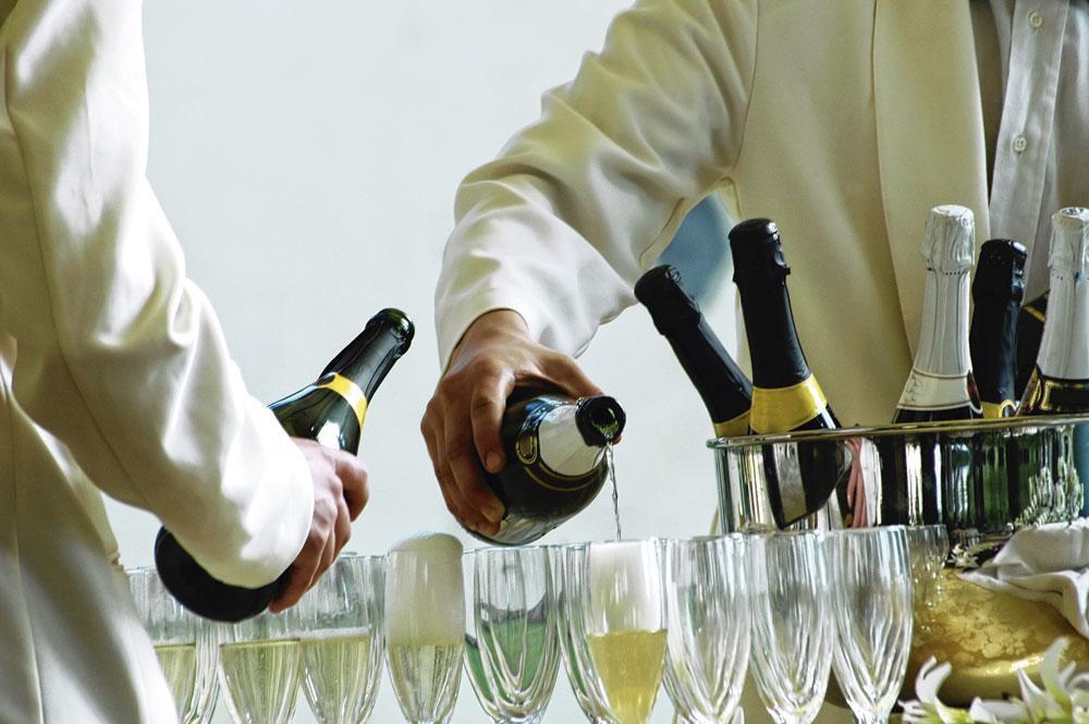 Après avoir limité la casse, le champagne espère le retour des touristes internationaux
