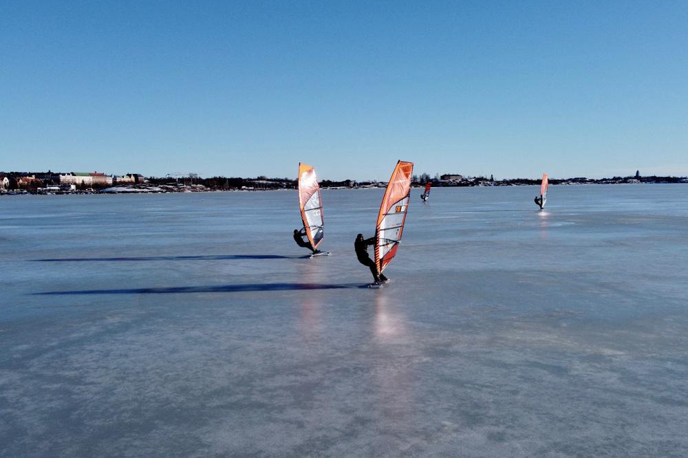 En Finlande, les planches à voile glissent sur une mer gelée (en images)