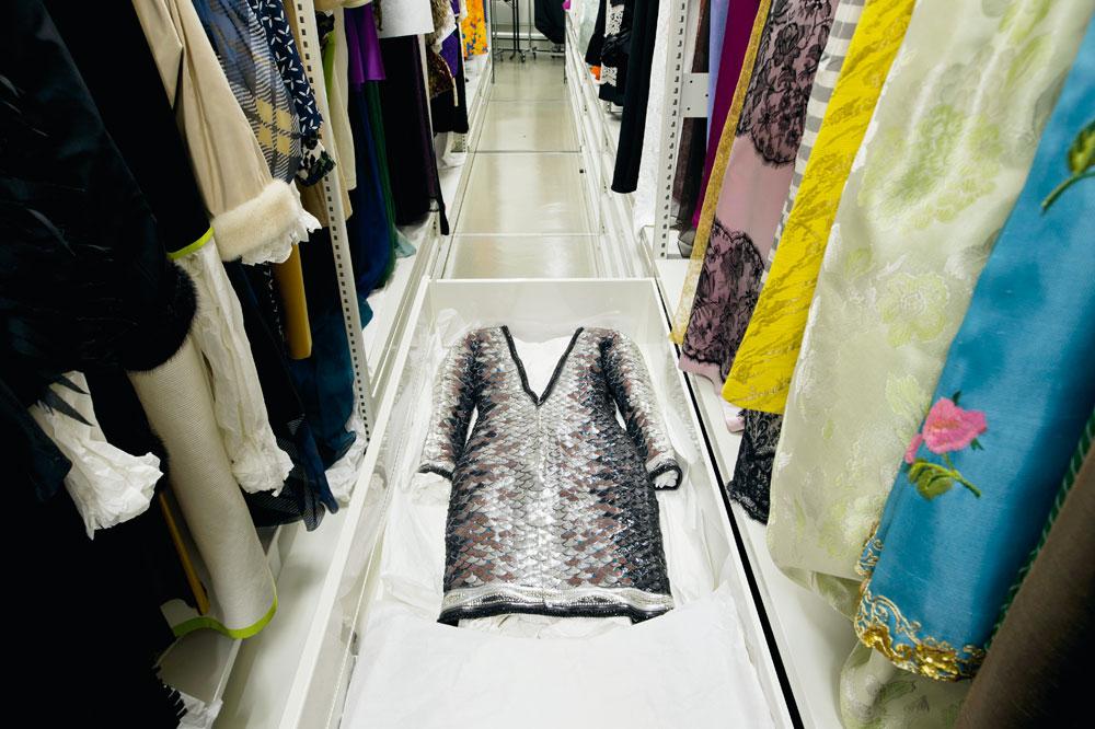 Dans les archives de la maison de couture Yves Saint Laurent, où sont scrupuleusement répertoriées des centaines de pièces historiques du créateur. 