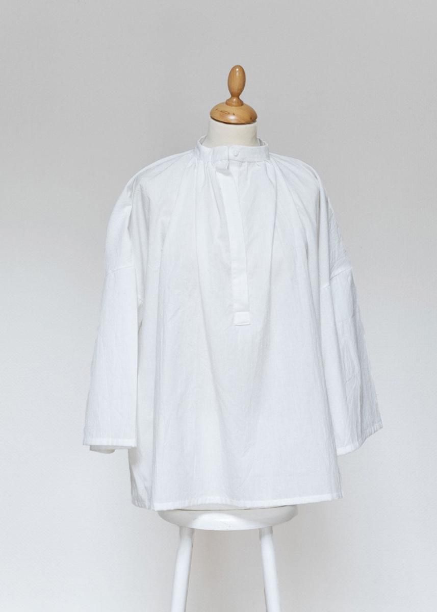 Roxane Baines: La pièce originale. Une blouse en coton, printemps-été 20.