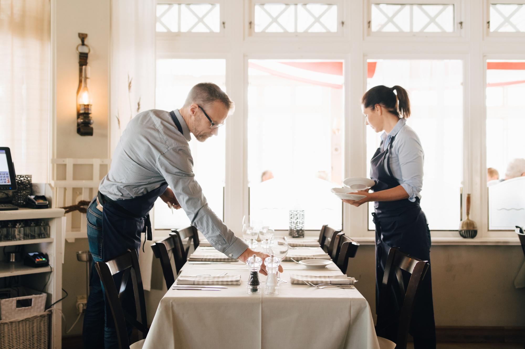 Réouverture totale des cafés et restaurants le 9 juin, mais des problèmes pratiques