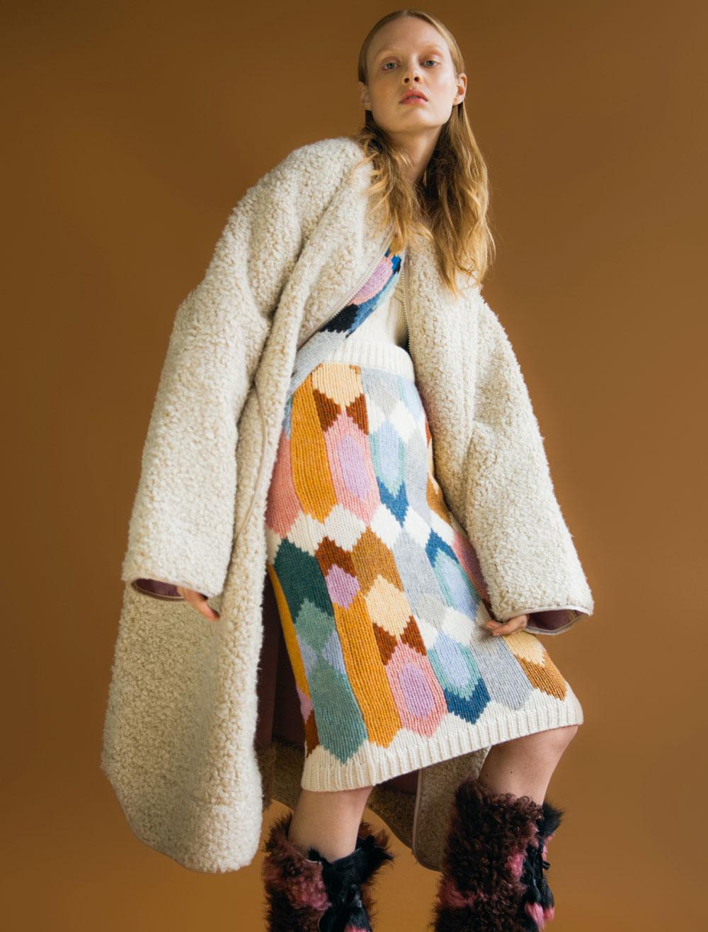 Manteau oversized effet peau lainée en acrylique, Weekday. Cardigan et jupe en laine, bottes en fourrure, Prada.  Body en laine, Mes Demoiselles.