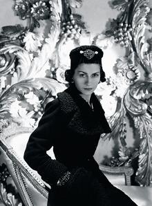 Coco Chanel a popularisé le noir en détournant la robe de deuil. Aujourd'hui encore, dans la collection automne-hiver 17-18, on retrouve cette non-couleur.