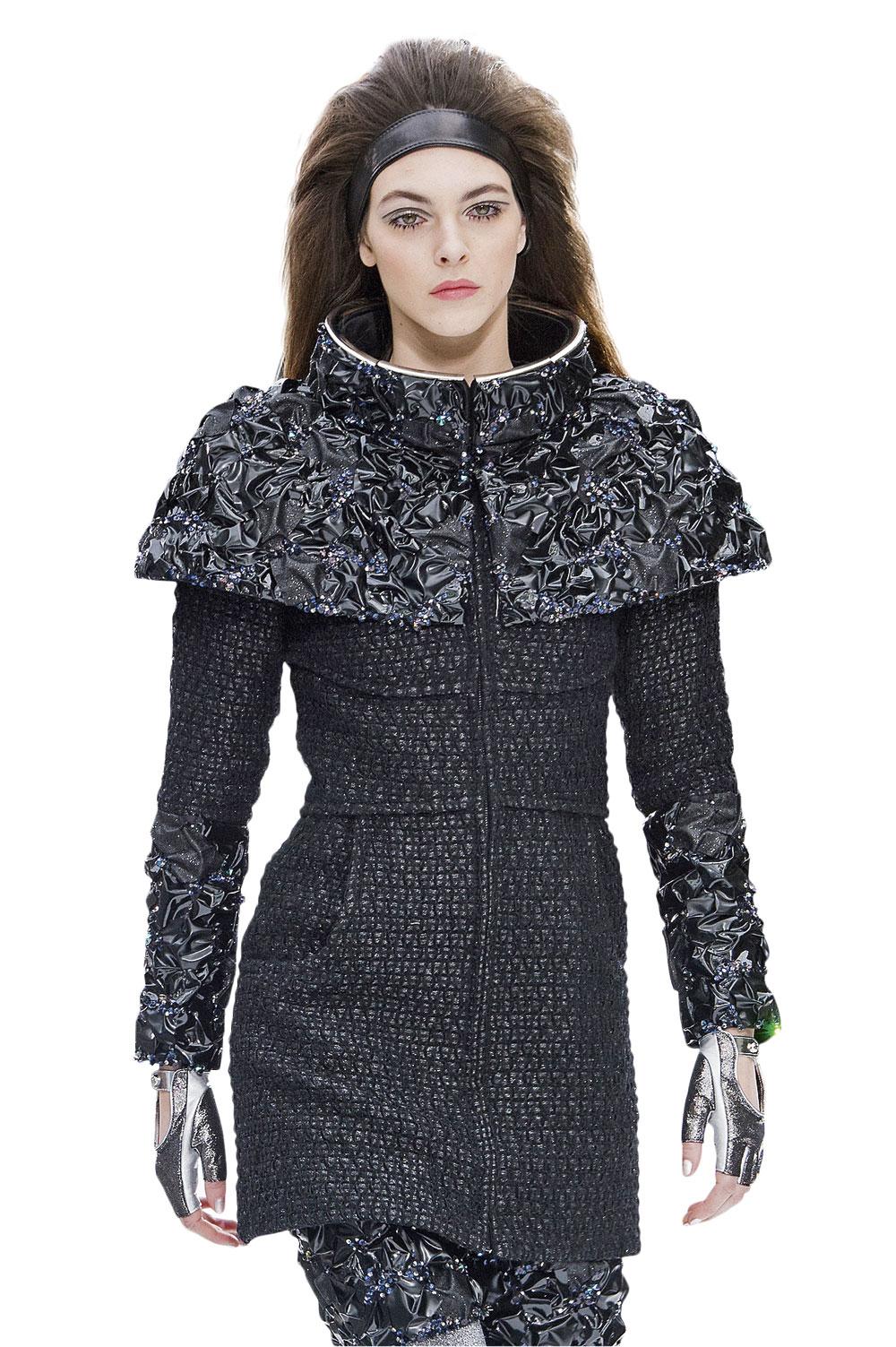 Coco Chanel a popularisé le noir en détournant la robe de deuil. Aujourd'hui encore, dans la collection automne-hiver 17-18, on retrouve cette non-couleur.